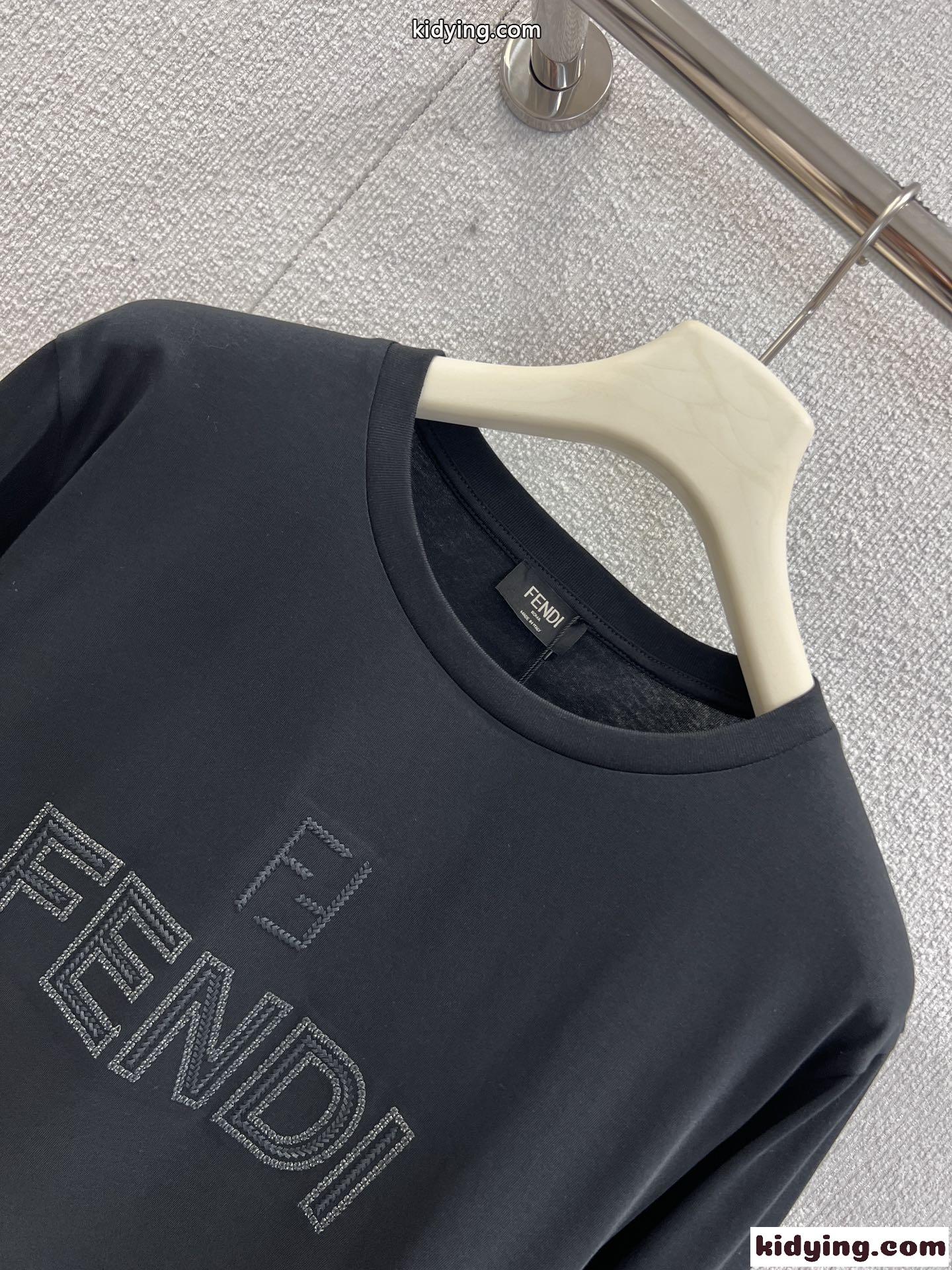 シンプル ロゴ入り 長袖Tシャツ フェンディ Tシャツ 偽物 コットン ブラック-0