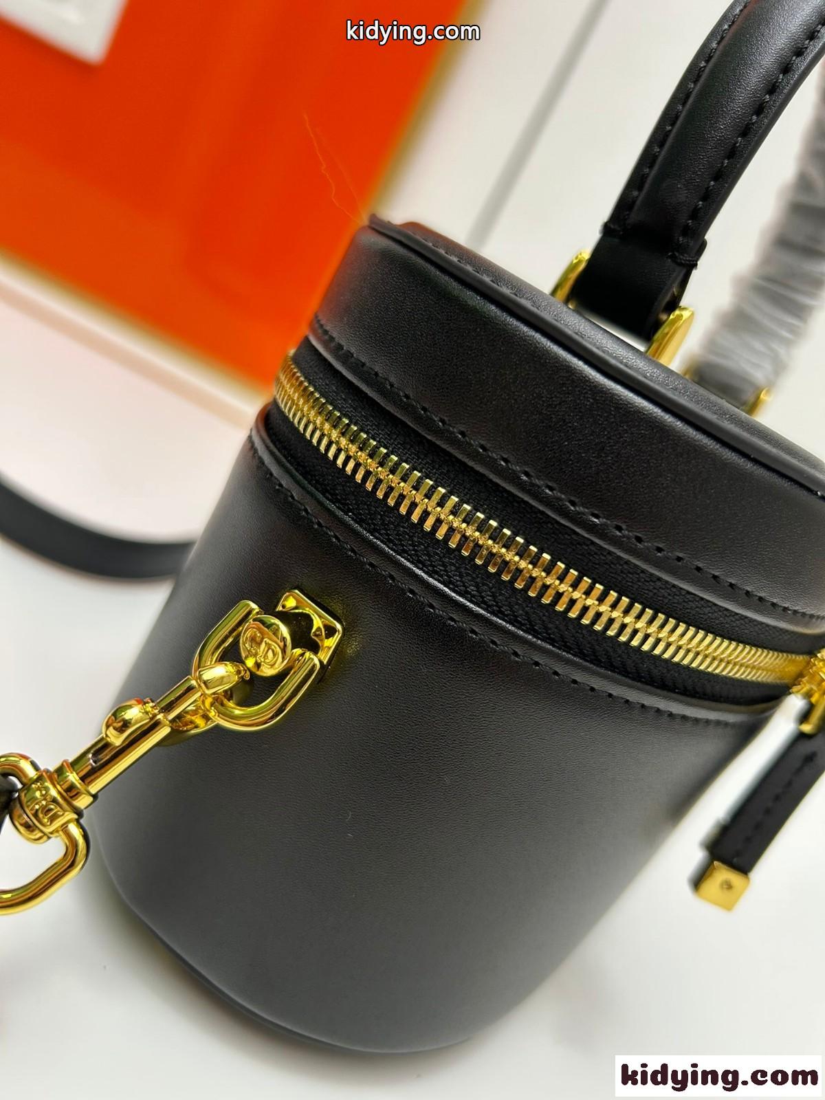 コロンとした形が可愛い DIOR SIGNATURE ヴァニティ スモール ショルダーバッグ コピー ブラック-5