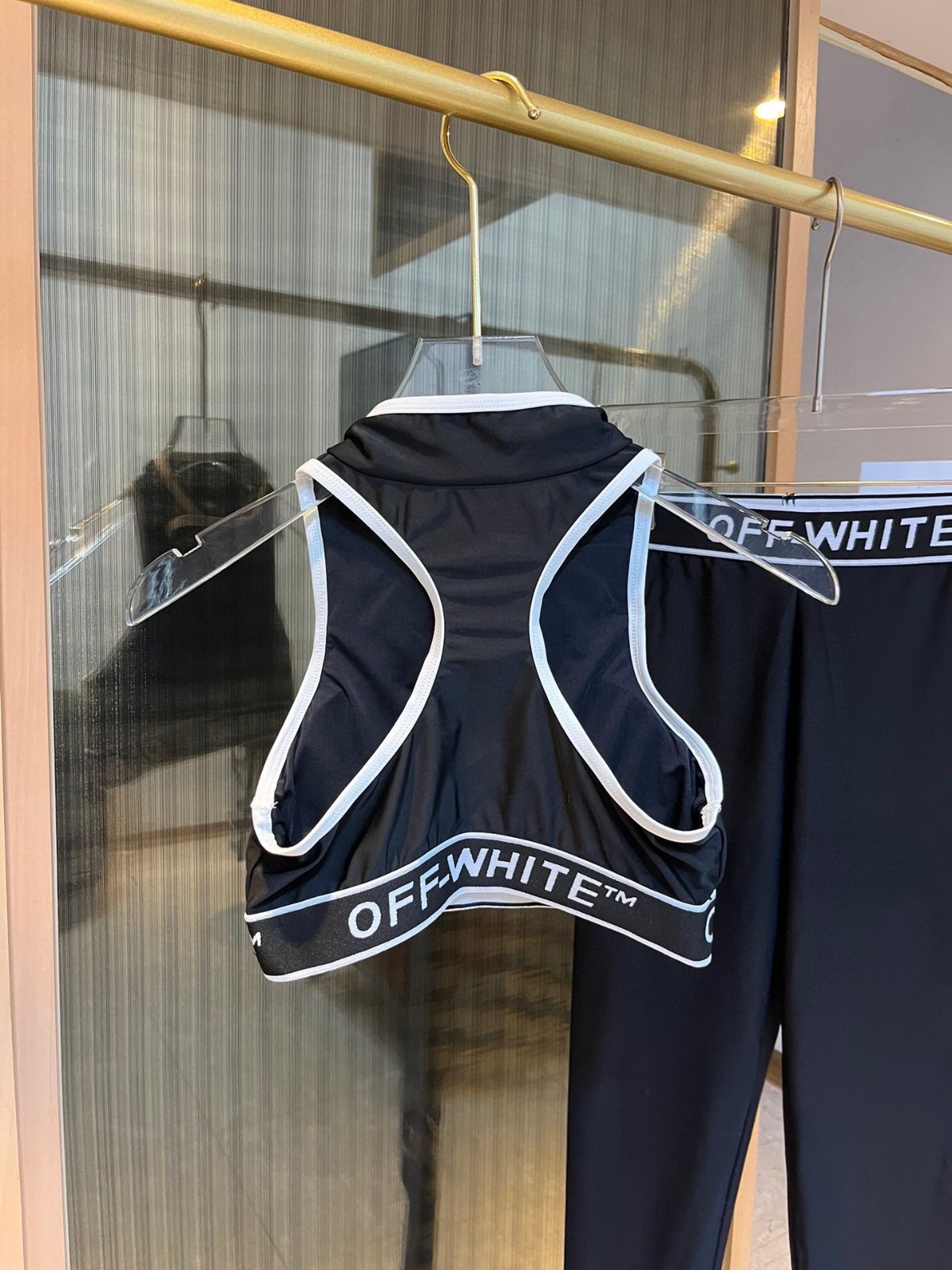 OFF-WHITE 高弾力ヨガウェアセット 胸パッド付きタンクトップと美脚レギンス-1