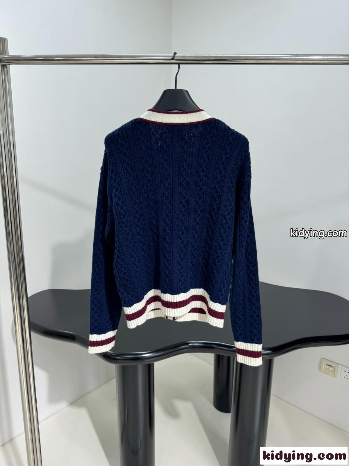 ケーブル編み エンブレム付き Vネックカーディガン シャネル ニット コピー カシミヤ＆ウール ネイビー-1