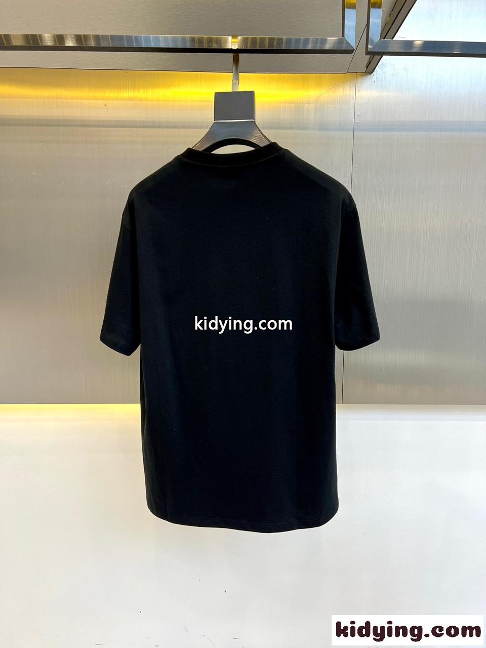 おしゃれ 合わせやすい 刺繍入り フェンディ 半袖Tシャツ コピー クルーネック ブラック-4