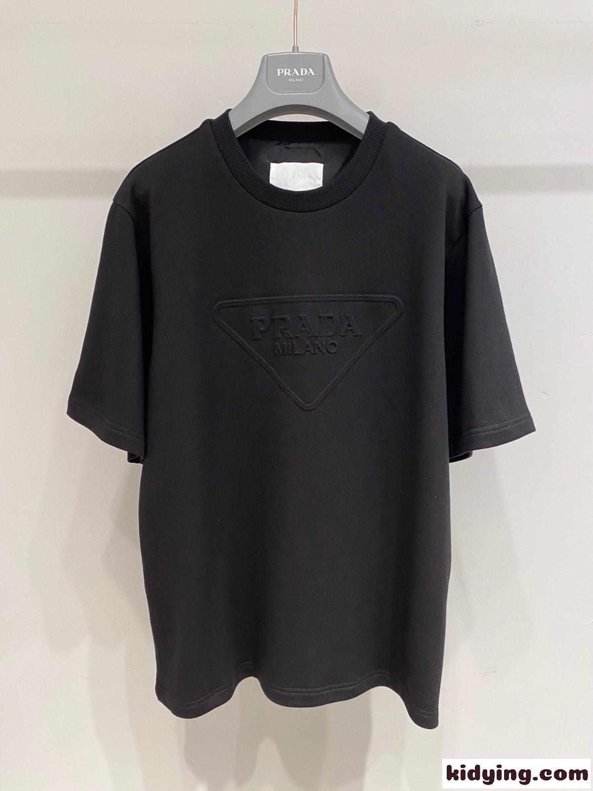 プラダ 半袖Tシャツ コピー 2021秋冬の新作 大きいLOGO 綿100% 心地良いです 立体の模様入り 変形しません-1