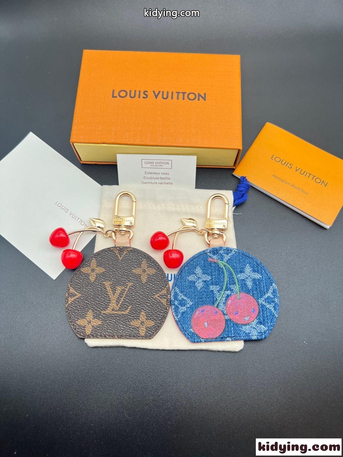 M02830 LV × TM バッグチャーム･LV ミニ ミラー チェリー ルイ・ヴィトン スーパーコピー-0