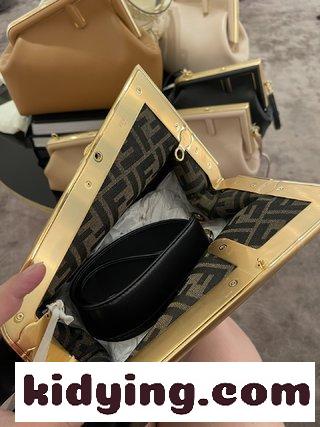 新しいFENDI Firstが来ました デザイナーKim Jonesが主導して デザインした最初のFend1は,従来のバッグ型を覆した フェンディ バッグ 新作 コピー-0