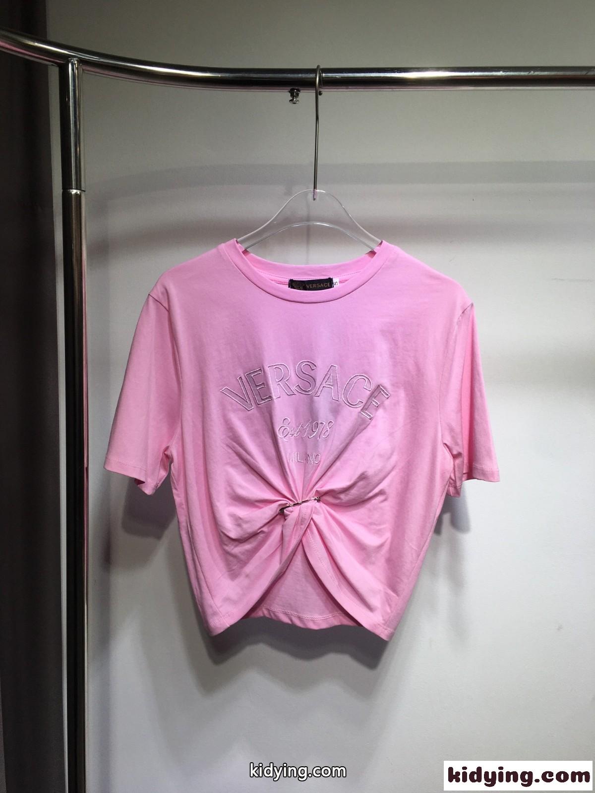 ヴェルサーチェ ミラノ スタンプ クロップ 半袖Tシャツ ヴェルサーチェ Tシャツ コピー ライトピンク-0