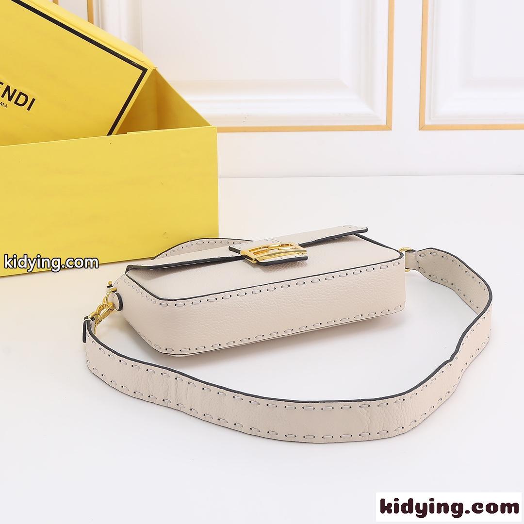 定番 人気 FENDI フェンディ ハンドステッチ ミディアム バゲットバッグ コピー ホワイト-0