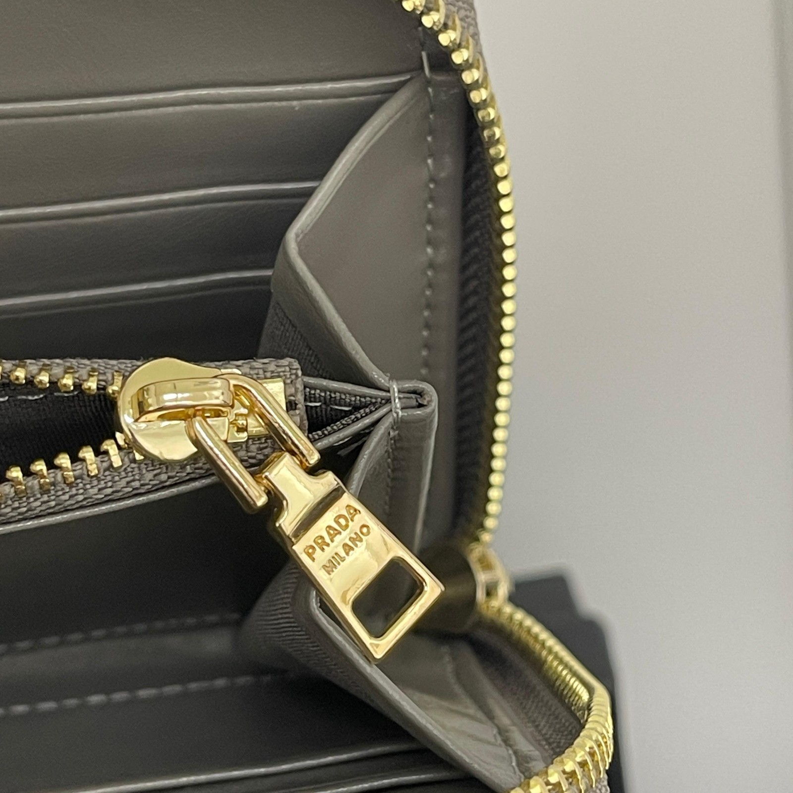シンプル 上品 ラウンドファスナー 長財布 プラダ 財布 コピー ユニセックス グレー-4