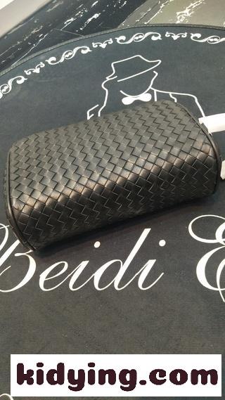 bottega veneta バッグコピー この大型の長方形化粧バッグは輸入の小さな羊皮を使って手で編んで作られており 家庭旅行の精巧な飾りである-1