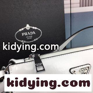 プラダ バック 白 Pradaの独特な才能は新しいアイデアへのたゆまぬ追求にあり,知識への好奇心と文化的興味を融合させ,先駆者の道を開いた コピー-3
