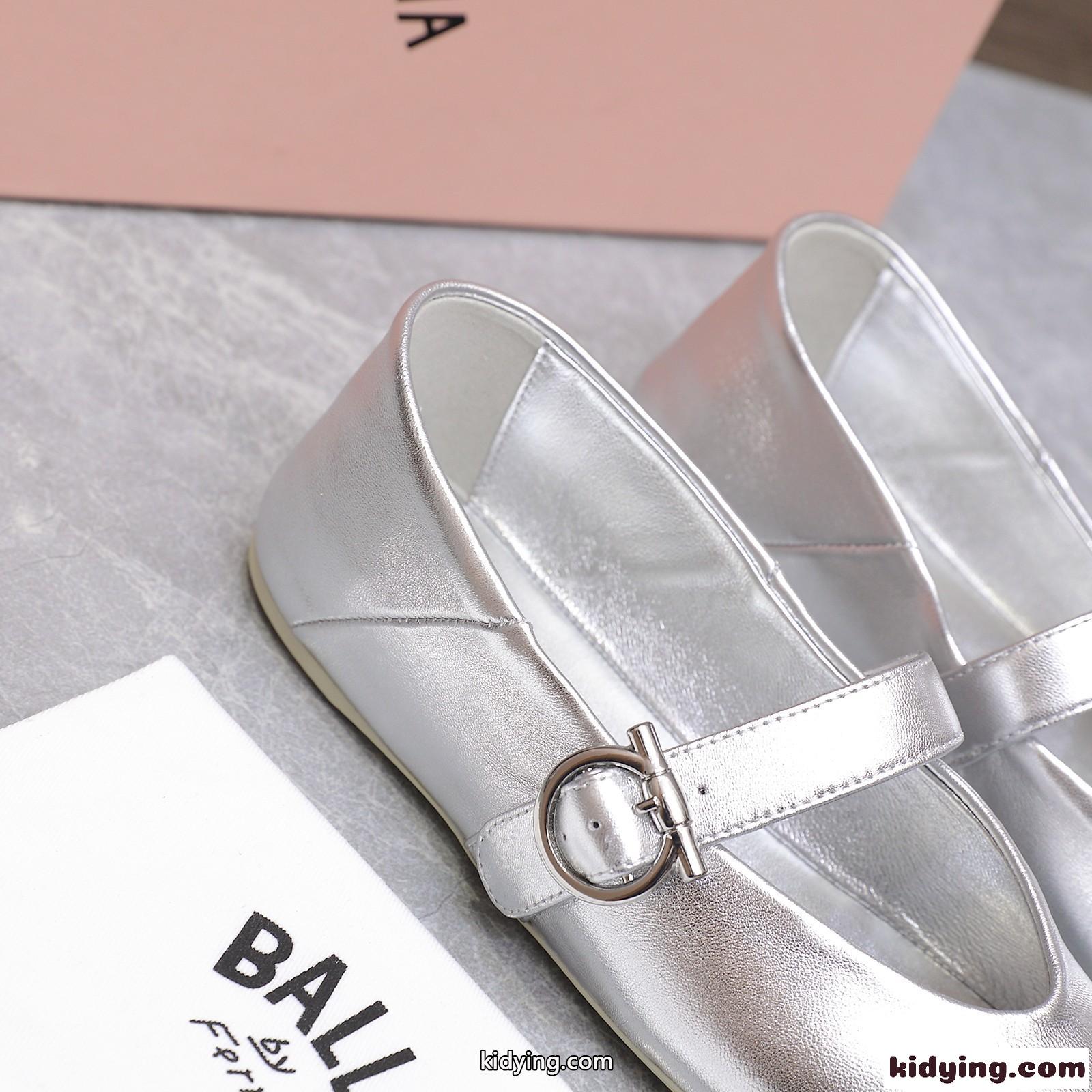 エレガント サルヴァトーレ・フェラガモ バレリーナシューズ スーパーコピー シルバー-1