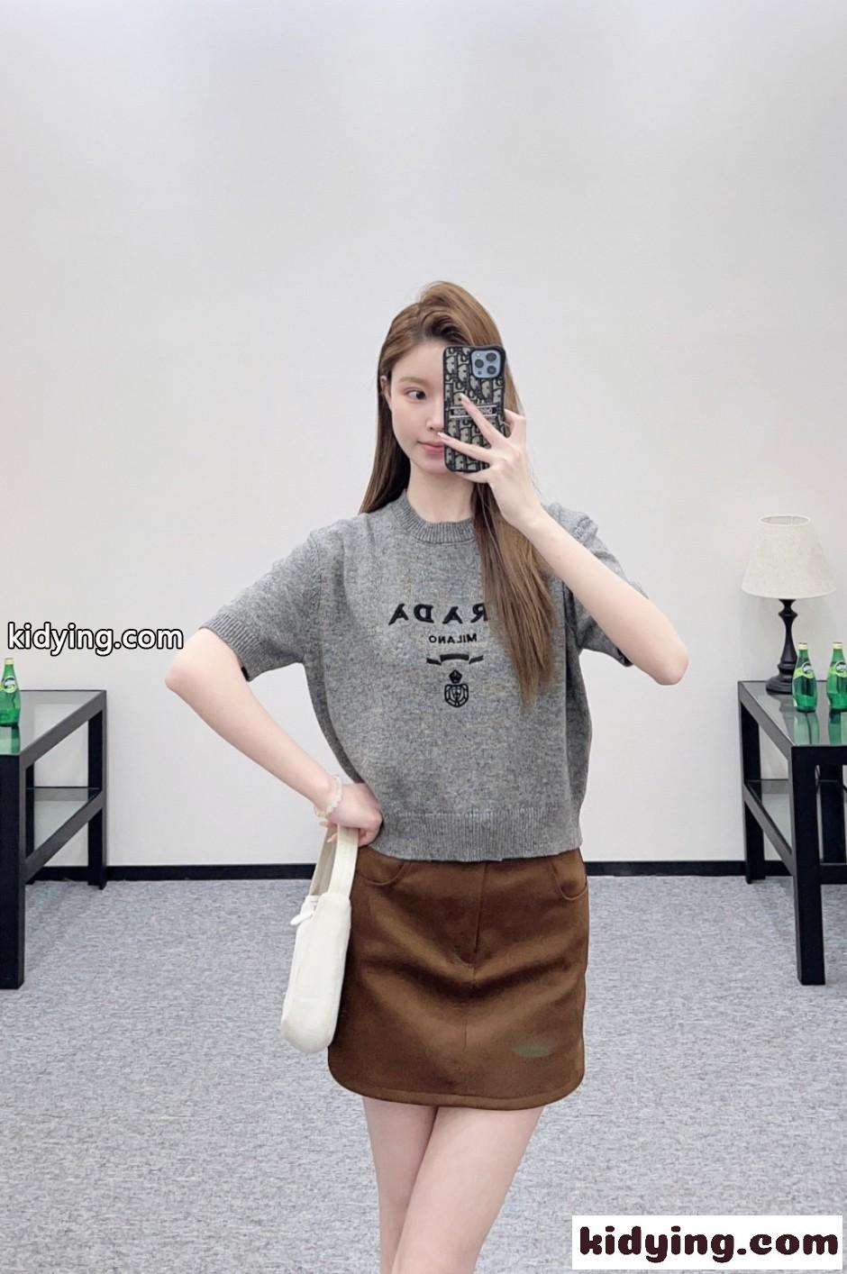 シンプル 上品 ロゴ刺繍 ウール 半袖ニット プラダ セーター 偽物 グレー-4