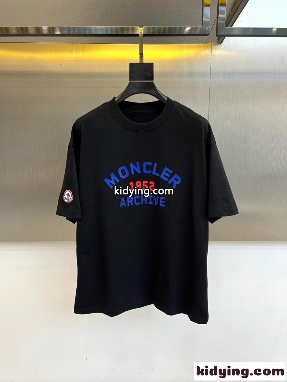 合わせやすい ロゴ入り 半袖Tシャツ モンクレール Tシャツ 偽物 ブラック-1