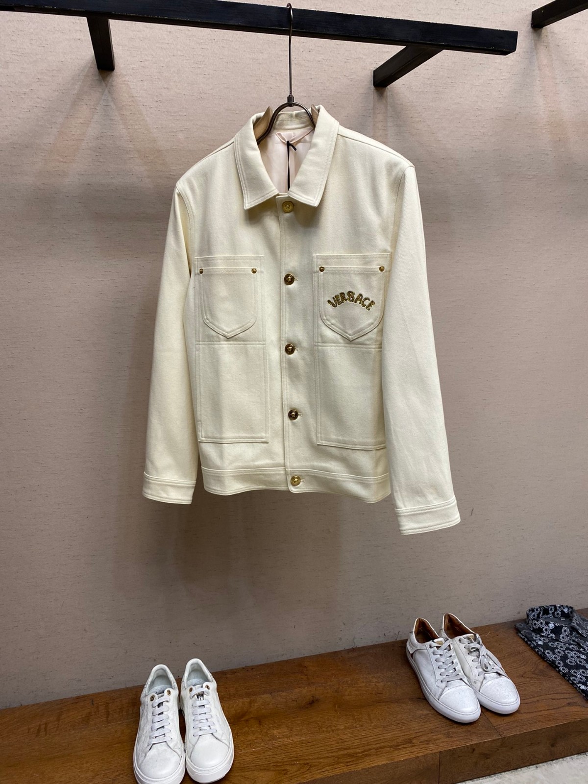 23FW メンズ ロゴ 刺繍 ブルゾン ヴェルサーチェ ジャケット コピー-0
