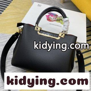 コーナー裁断手法は 輸入の小さめの牛革を採用し クロコダイルの紋様と合わせて 質感が柔らかい プラダバック お手入れ コピー-3