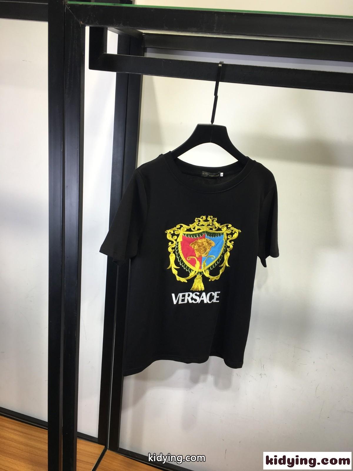 高級感 ロゴ 刺繍 ユニセックス ヴェルサーチェ 半袖Tシャツ コピー クルーネック 春夏 トップス 定番 カジュアル-3