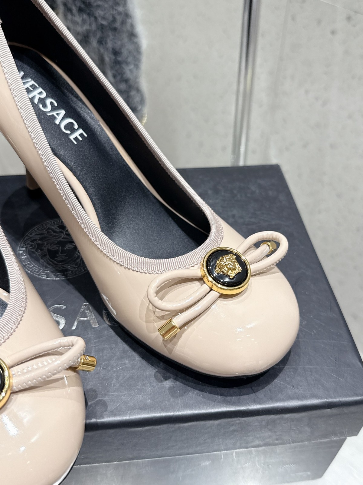 オペラ ボウ パテント パンプス ヴェルサーチェ スーパーコピー ハイヒール ベージュ-2