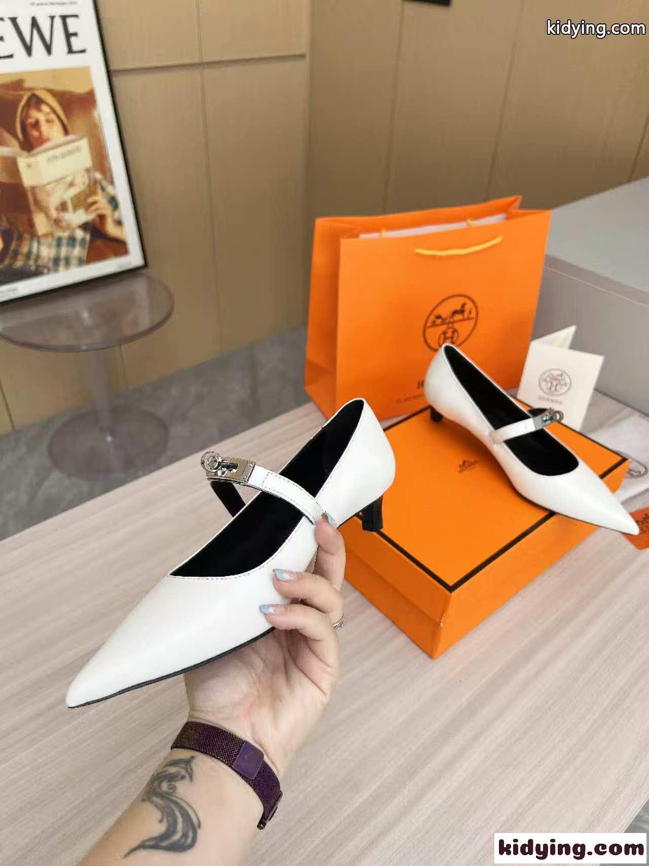 人気 洗練された ケリーバックル エルメス パンプス キアラ コピー ホワイト-1