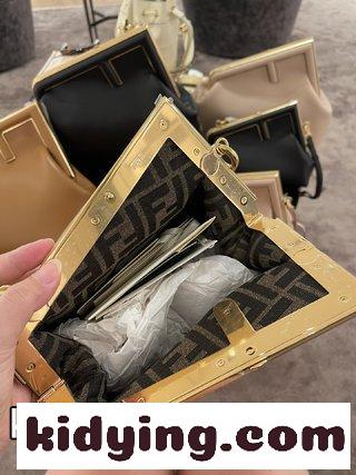 新しいFENDI Firstが来ました デザイナーKim Jonesが主導して デザインした最初のFend1は,従来のバッグ型を覆した フェンディ バッグ 新作 コピー-4