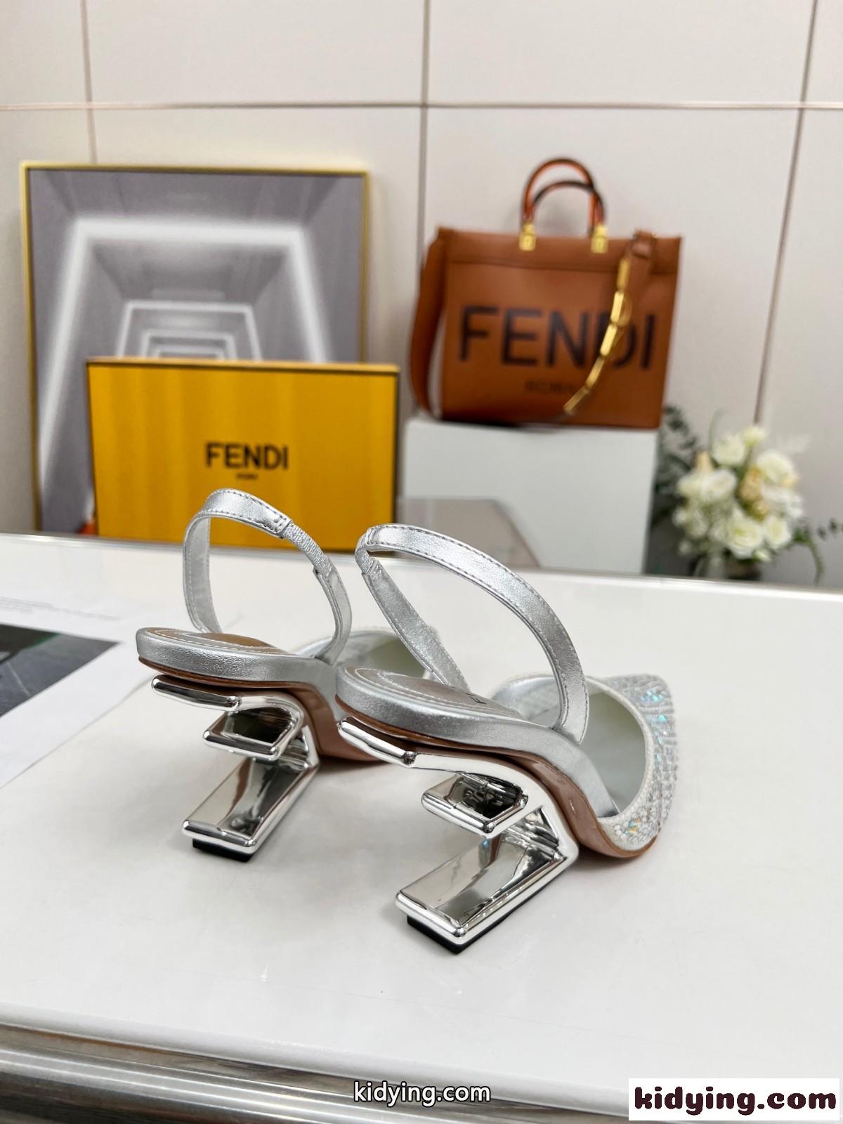 女性らしい 上品 フェンディ ファースト パンプス コピー ラインストーン レディース-0