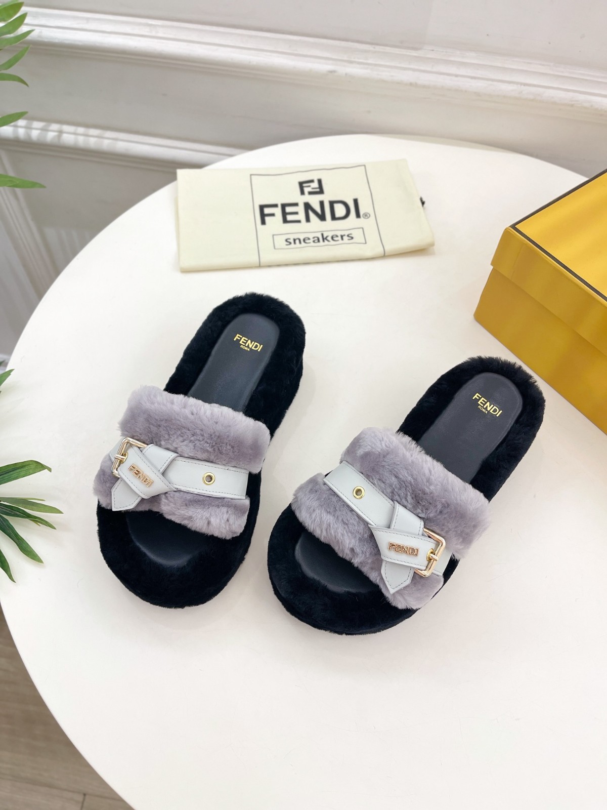 可愛い お洒落 もこもこ ファーサンダル フェンディ サンダル コピー グレー-4