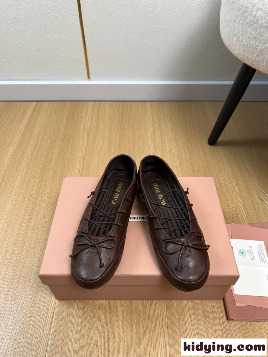 上品 可愛い ナッパレザー バレリーナ ミュウミュウ シューズ コピー ダークブラウン-1