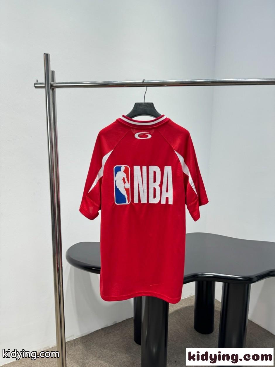 BALENCIAGA x NBA オーバーサイズ ロゴ刺繍 コットン Tシャツ コピー 偽物 レッド-1