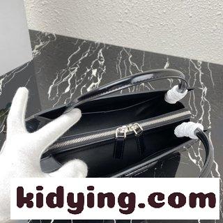 プラダ 黒 伝統的なスタイルが再解釈され,一風変わったグラフィック効果を呈している コピー-2