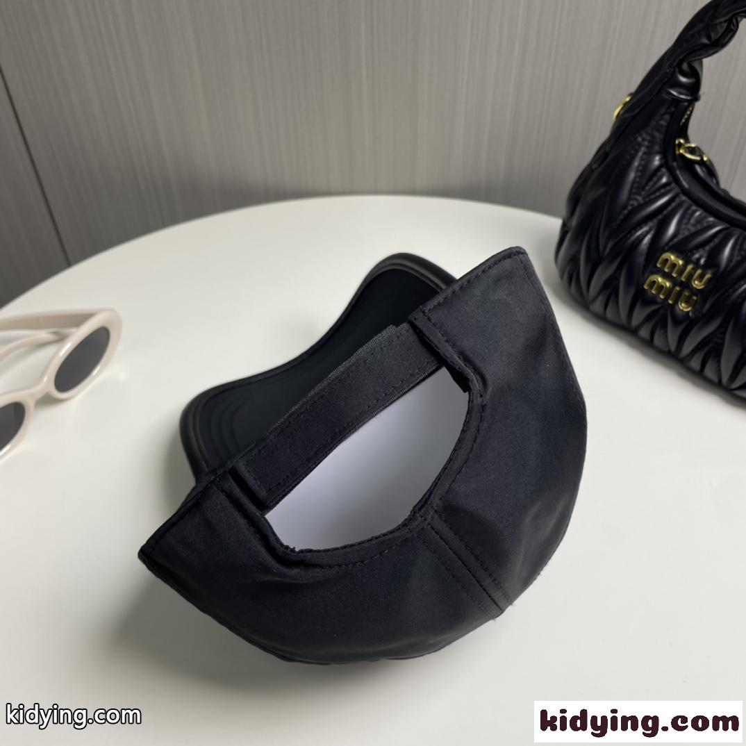 上品 カジュアル トライアングルロゴ ベースボールキャップ プラダ キャップ 偽物 ブラック-0