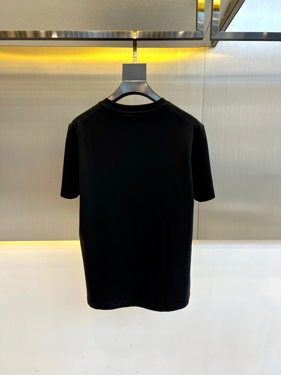 アルマーニ Tシャツ 偽物 シンプル ロゴ クルーネック 半袖Tシャツ ブラック-3