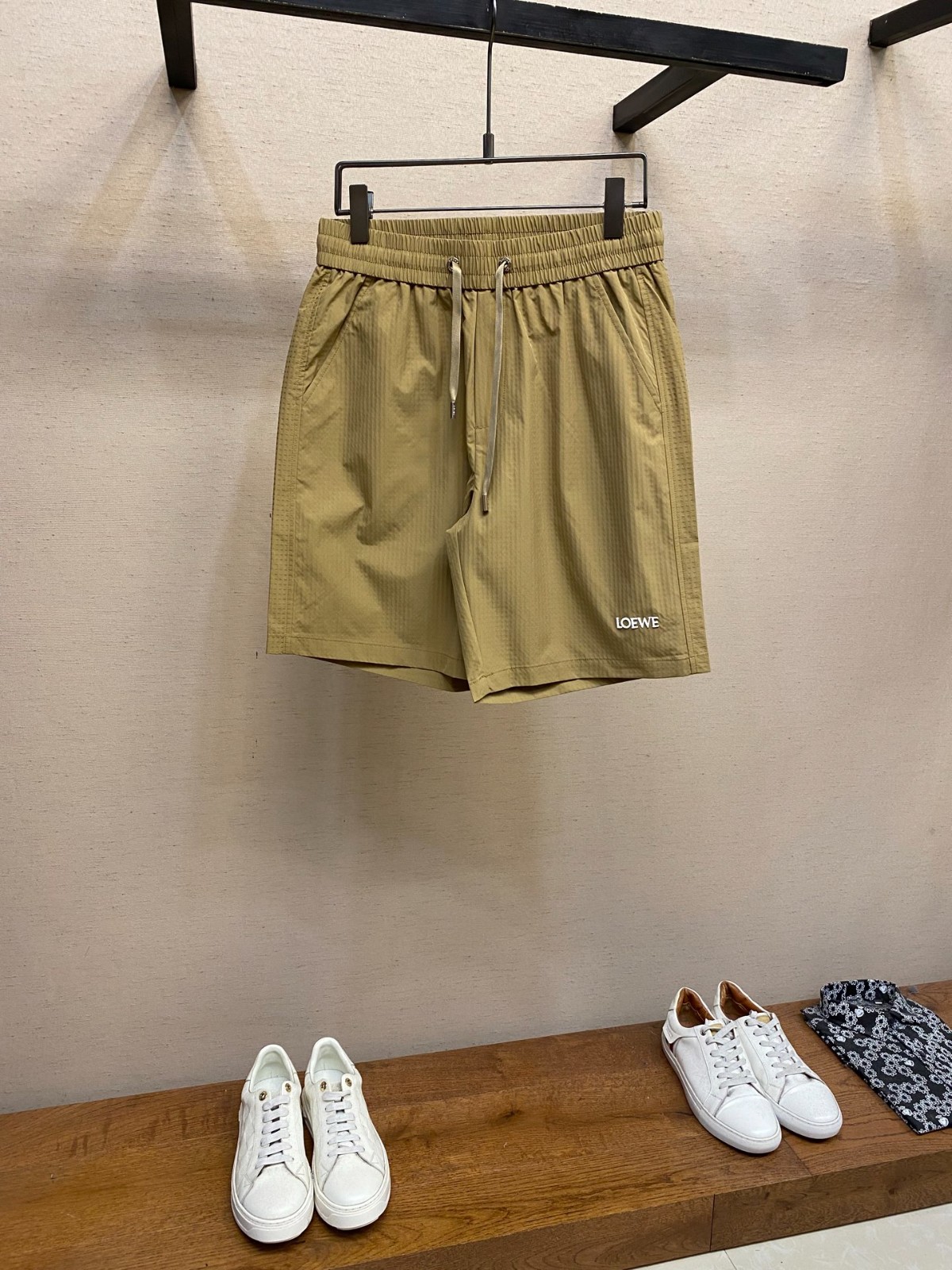 夏の定番 ロエベ パンツ 偽物 シンプル 洗練された ロゴ ショートパンツ カーキ-0