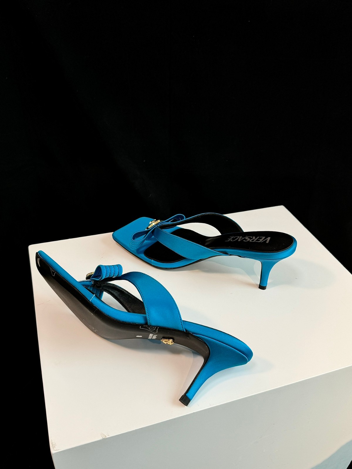 ヴェルサーチェ サンダル スーパーコピー ジャンニ リボン サテン ミュール 6.5cm ブルー-0