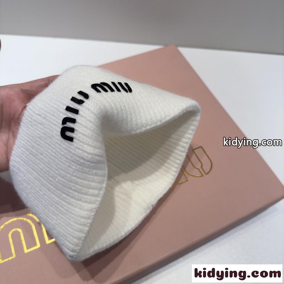 ミュウミュウ キャップ 偽物 ニットキャップ シンプル ロゴ入り ビーニー ホワイト-3