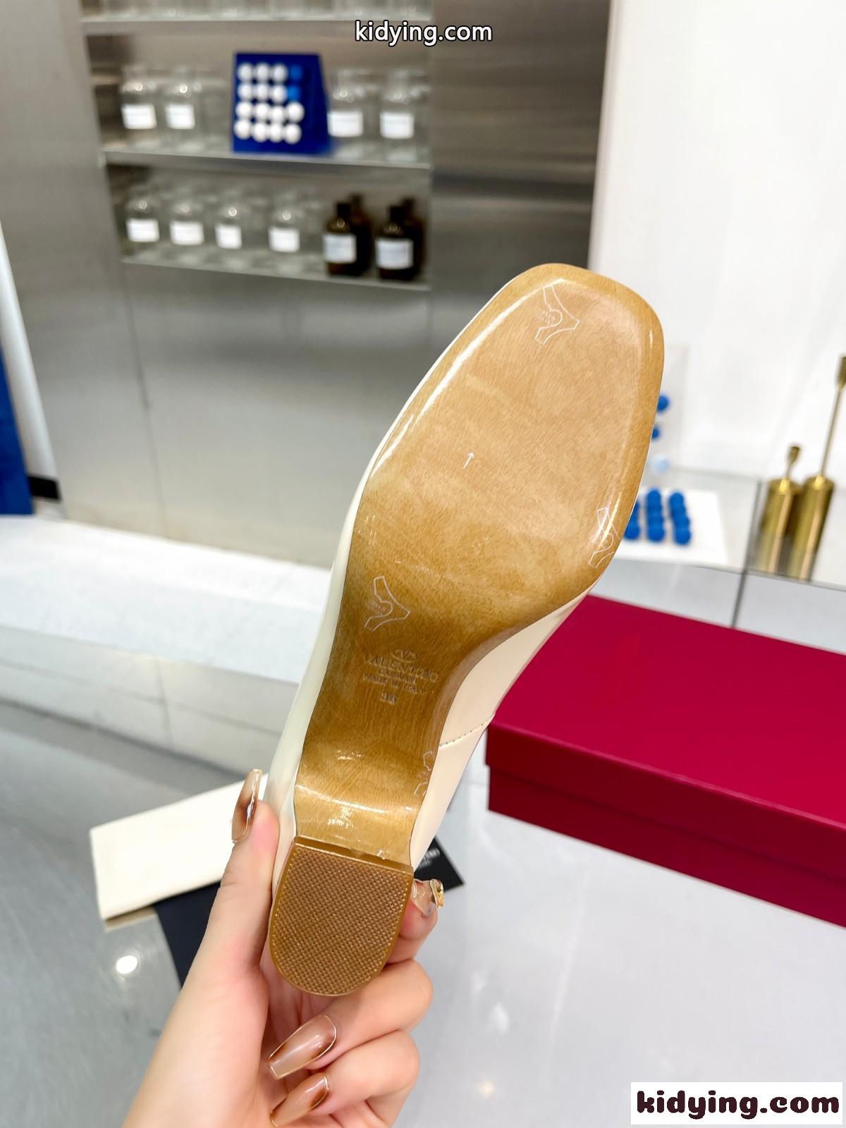 Vロゴ パテントレザー アンクルストラップパンプス ヴァレンティノ スーパーコピー ホワイト-3