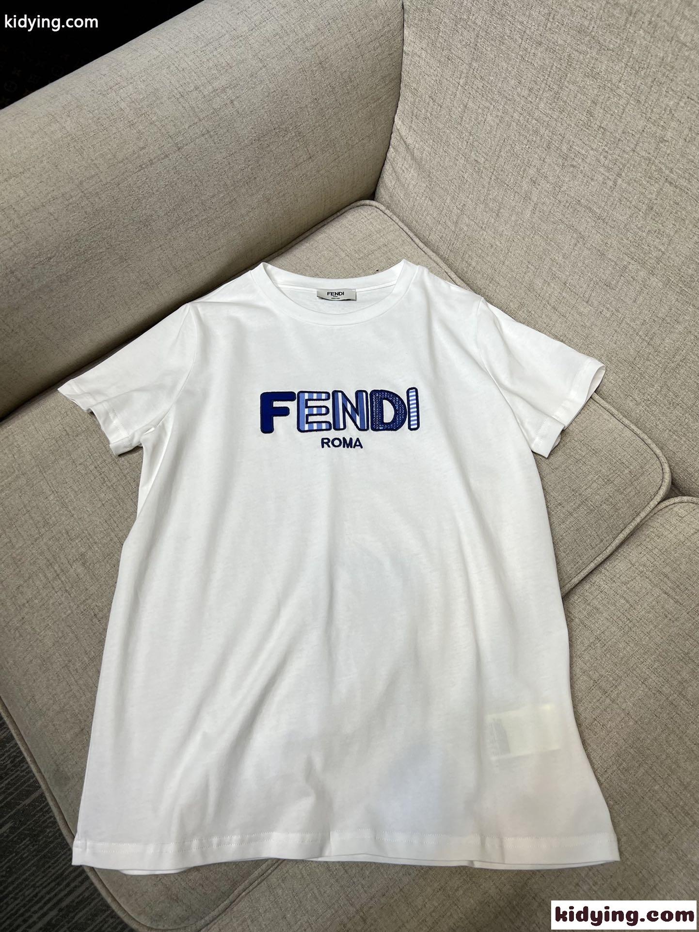 カジュアル スポーツ スパンコール フェンディ セットアップ コピー  Tシャツ ショートパンツ 2点セット-1
