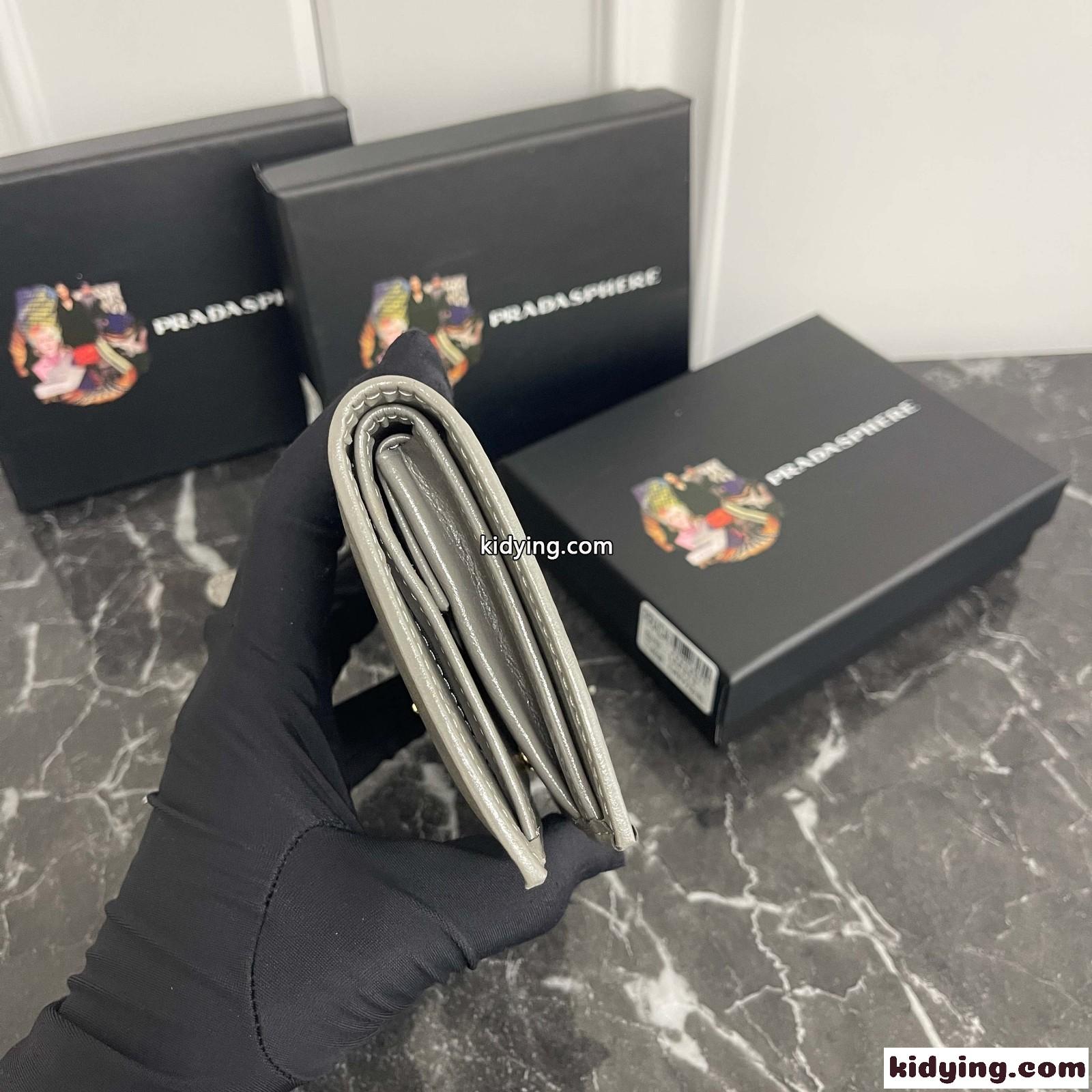シンプル 上品 コンパクトウォレット プラダ 財布 コピー 二つ折り財布 グレー-2