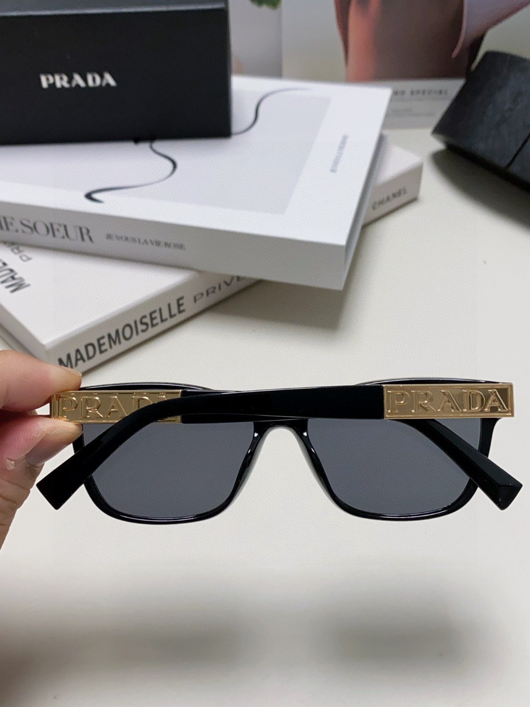 洗練された 上品 ロゴ入り アイウェア プラダ サングラス 偽物 ブラック-4