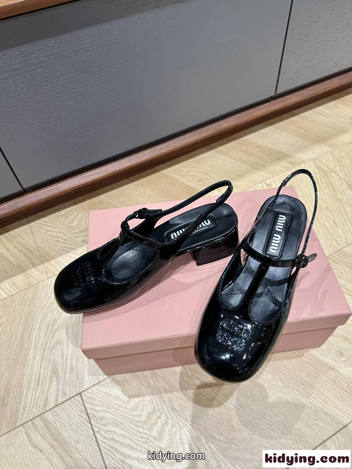 パテントレザー スリングバックパンプス ミュウミュウ パンプス スーパーコピー ブラック-0