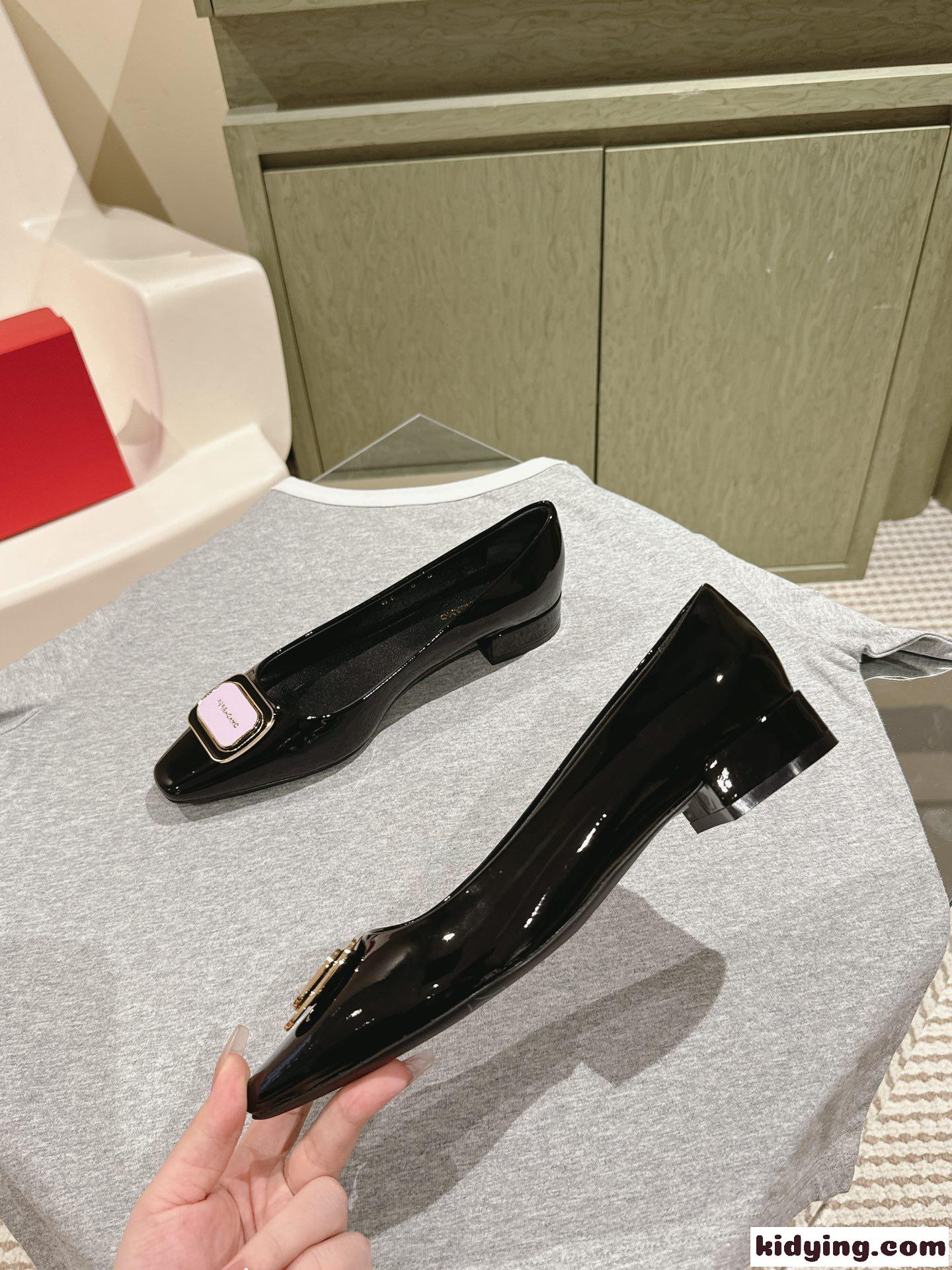 パテントレザー ローヒール サルヴァトーレ・フェラガモ パンプス コピー ブラック-2