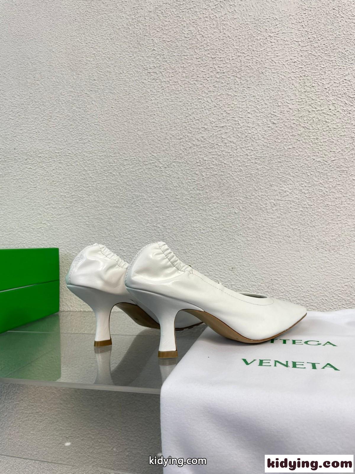 シャープ チェーン パンプス ボッテガ・ヴェネタ パンプス スーパーコピー ホワイト-2