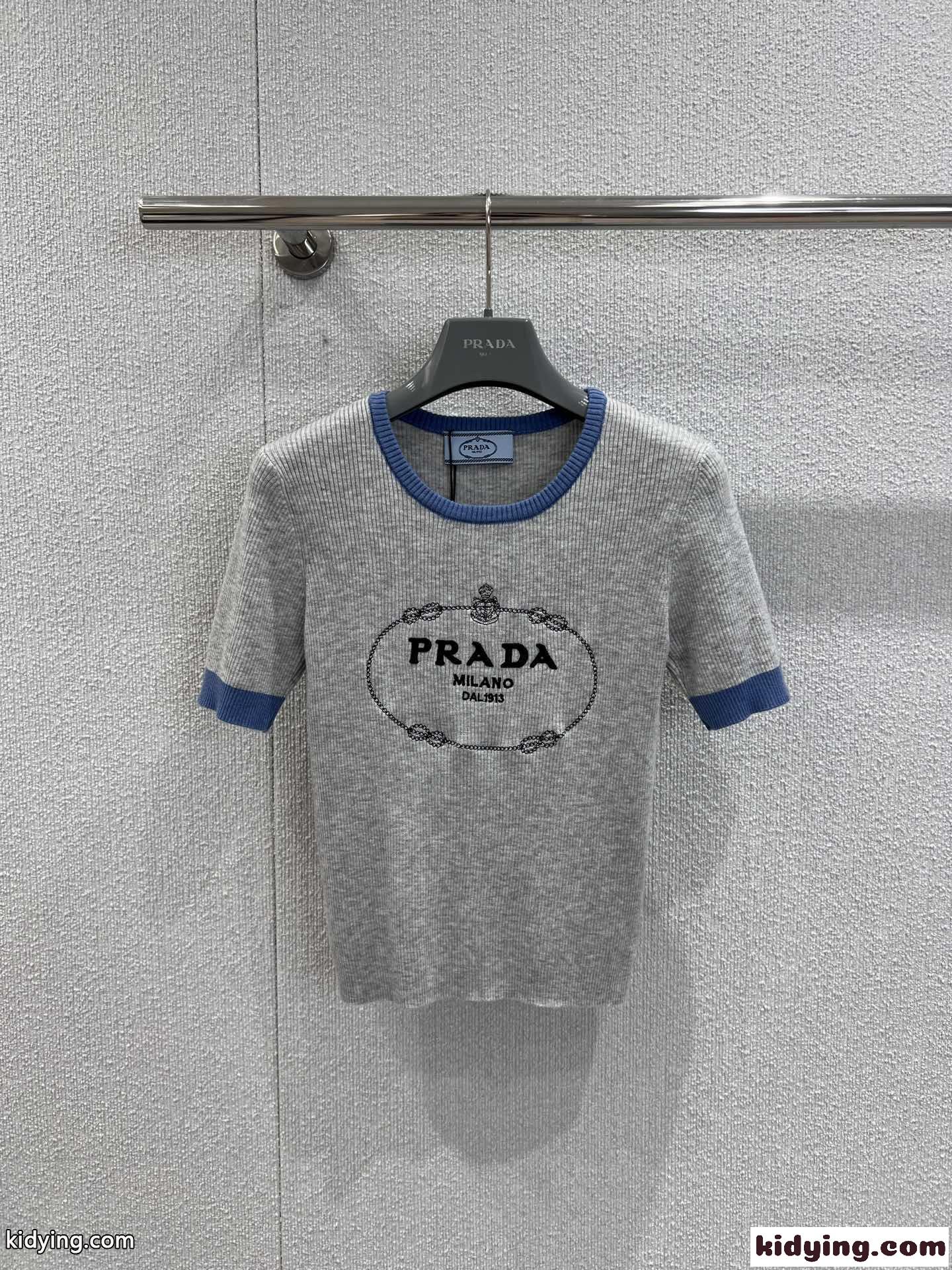 カジュアル おしゃれ ロゴ刺繍 プラダ ニット 偽物 半袖トップス ライトグレー-1