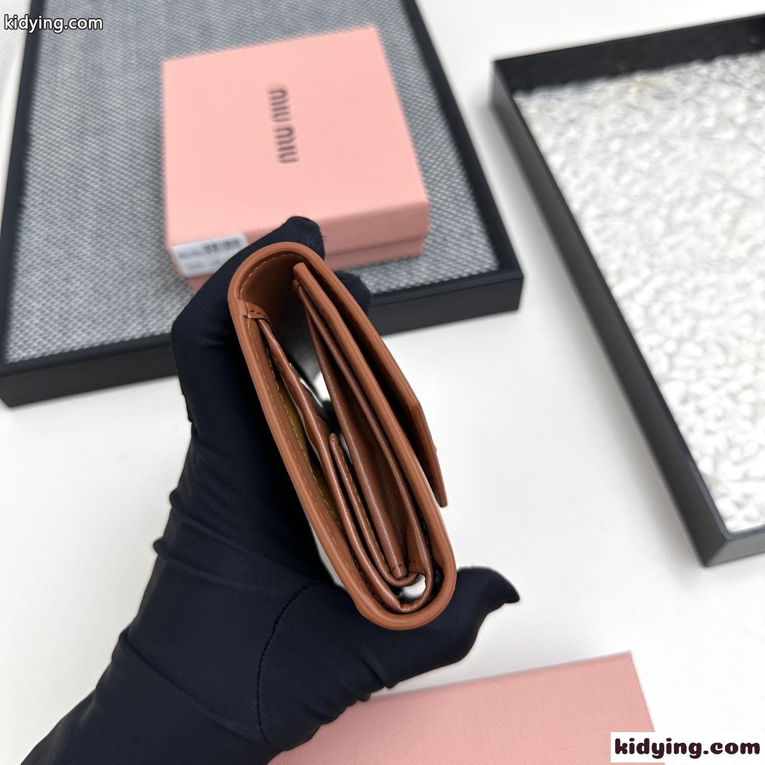 定番 3つ折り財布 小銭入れ付き レディース ミュウミュウ 財布 コピー ブラウン-0