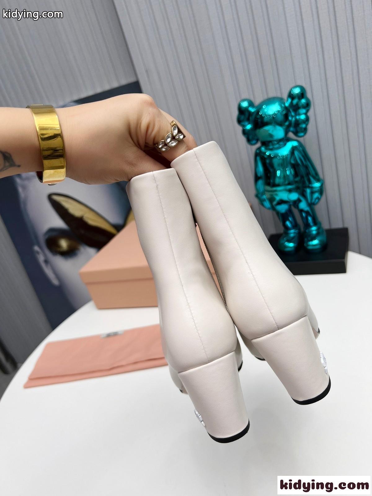 シンプル ロゴ 合わせやすい ミュウミュウ ブーツ コピー レザー ホワイト-2