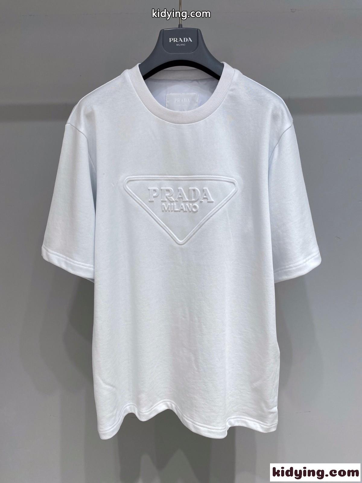 プラダ 半袖Tシャツ コピー 2021秋冬の新作 大きいLOGO 綿100% 心地良いです 立体の模様入り 変形しません-0