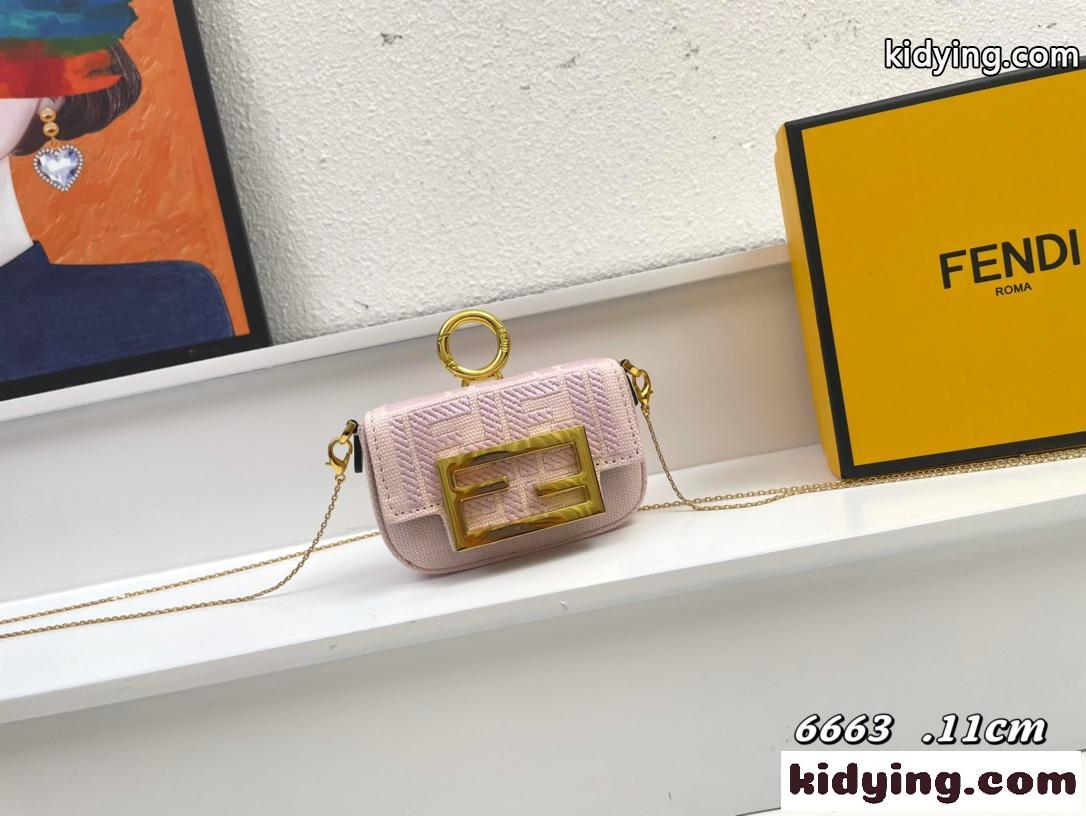 フェンディ バッグ 人気 コピー レディース FFモチーフ 刺繍 ナノ バゲット チャーム-1