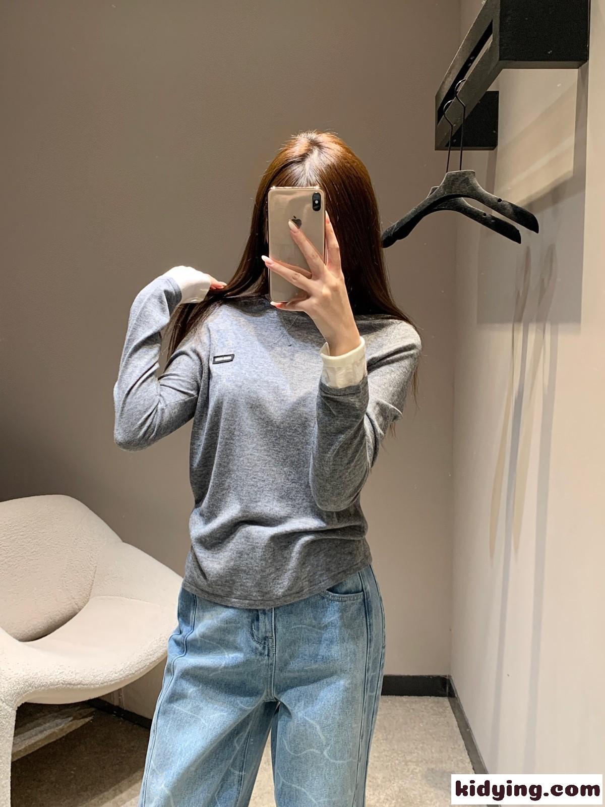 カジュアル 重ね着風 長袖Tシャツ ミュウミュウ Tシャツ コピー グレー-0
