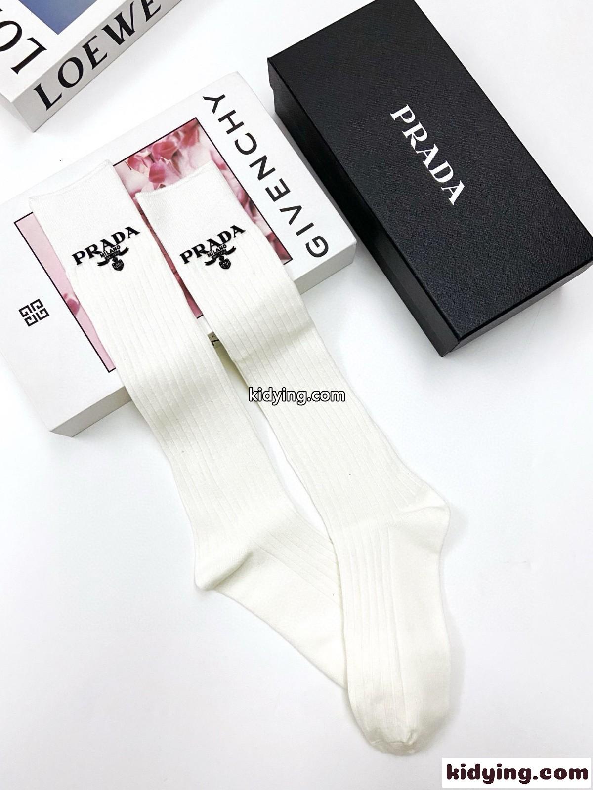 プラダ 靴下 偽物 合わせやすい シンプル 上品 ロゴ入り ロングソックス ホワイト-2