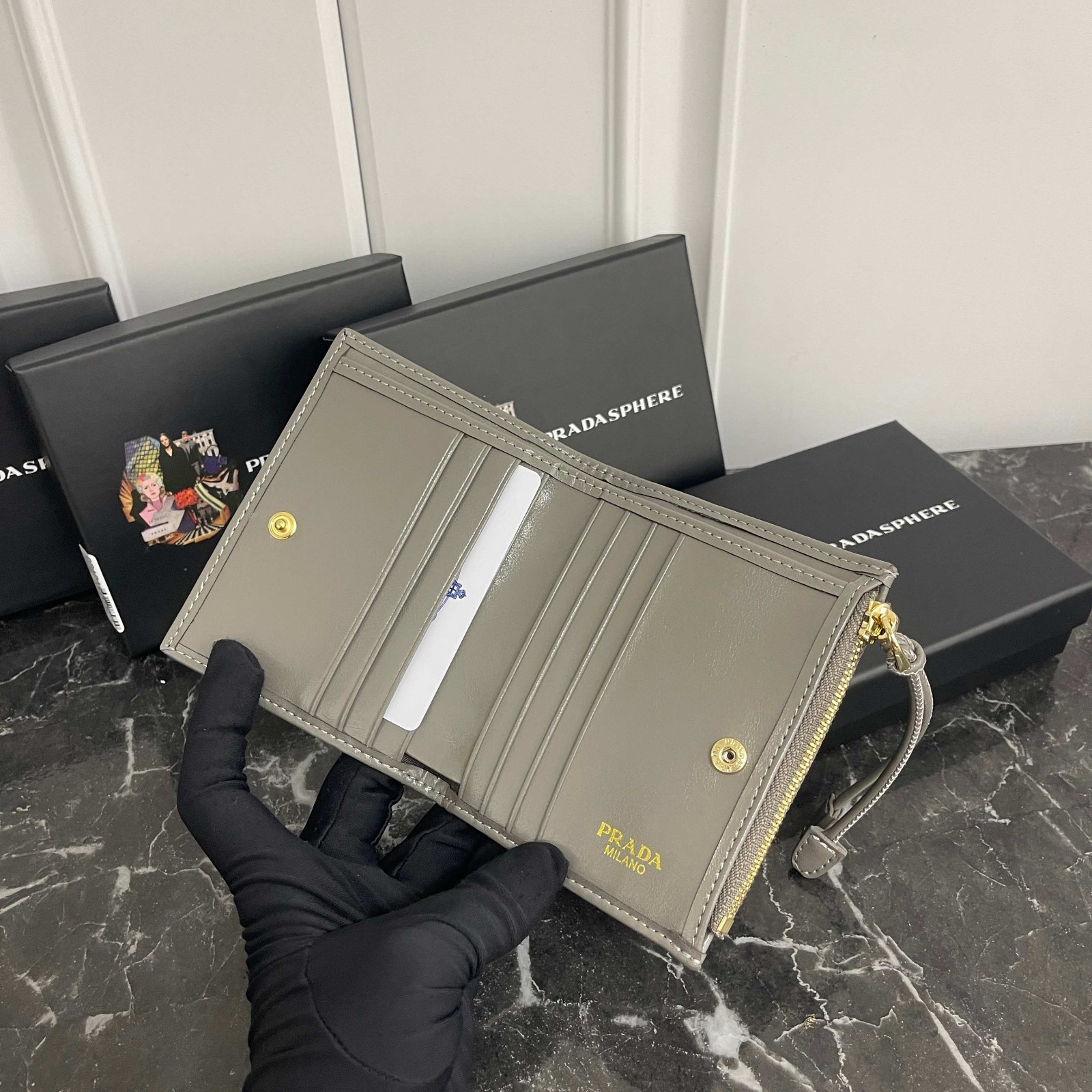 上品 シンプル 二つ折り財布 プラダ 財布 コピー コンパクトウォレット グレー-2