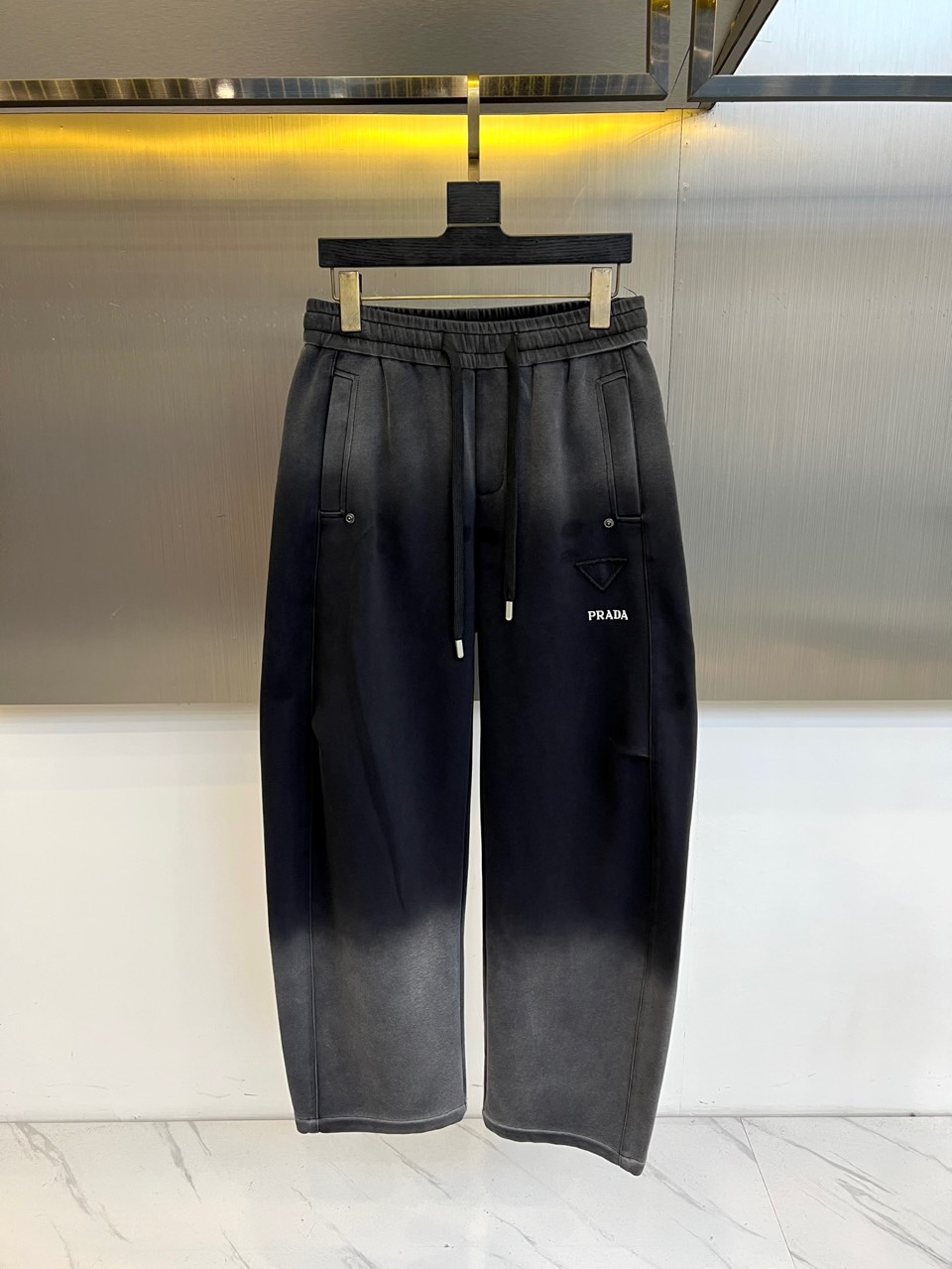 プラダ パンツ 偽物 ロゴ入り スタイリッシュ カジュアル スウェットパンツ-2