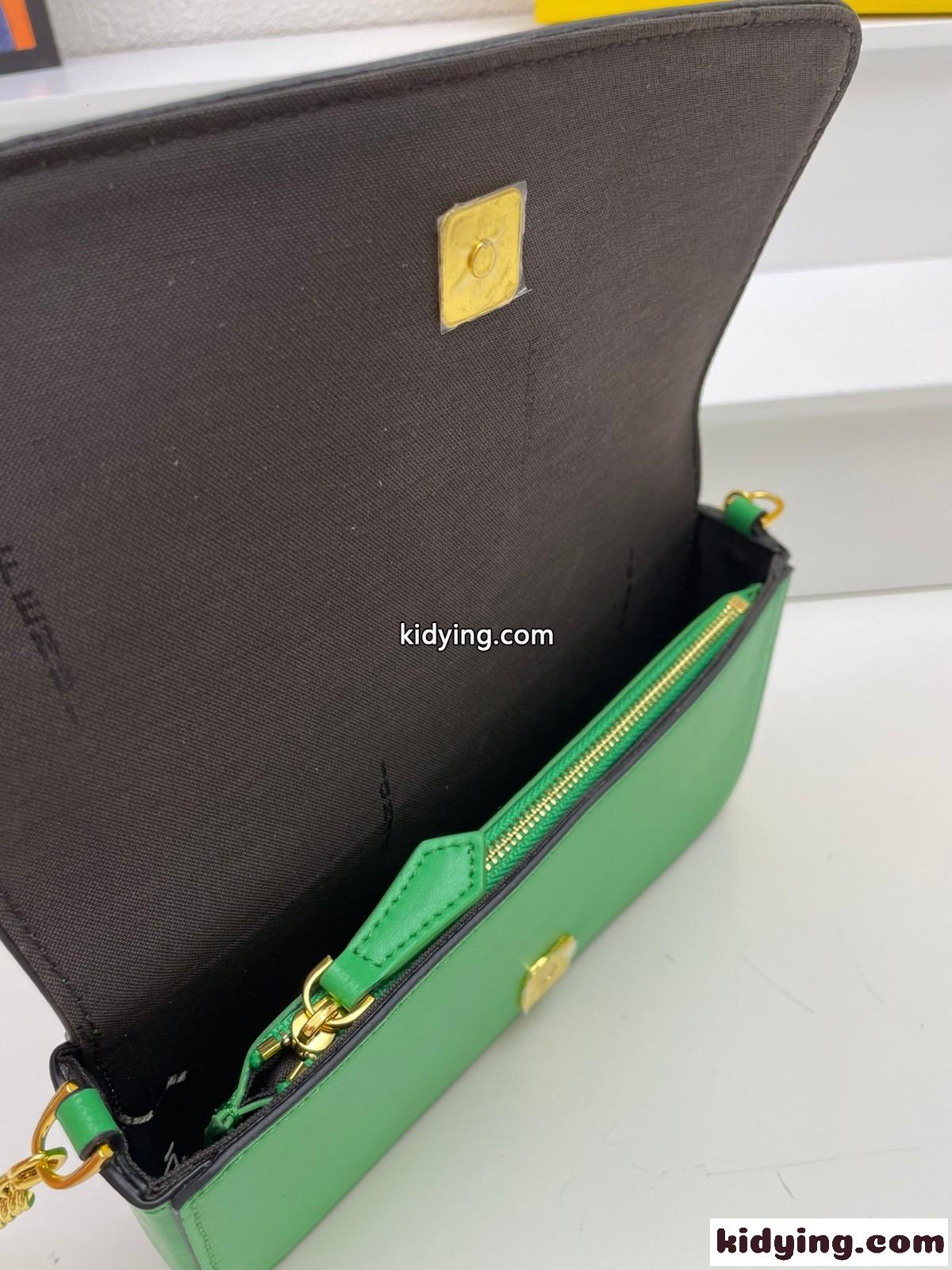 フェンディグラフィ 財布内蔵ミニバッグ スーパーコピー グリーンレザー チェーン 財布-4