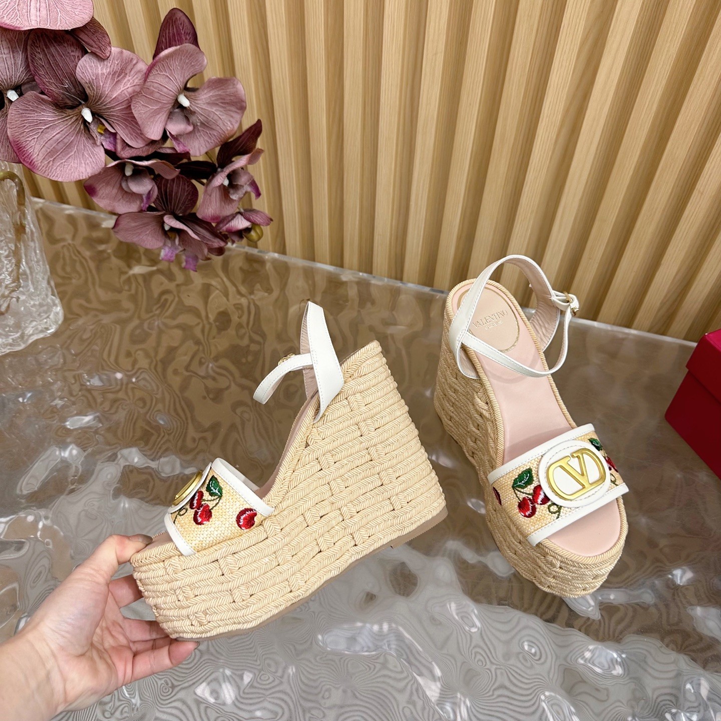Vロゴ チェリフィックパターン ウェッジサンダル ヴァレンティノ サンダル スーパーコピー ホワイト-2